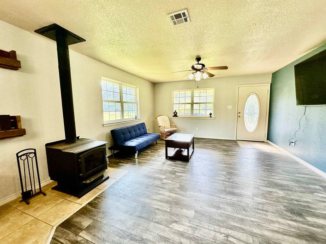 725 Cr 4364, House other with 3 bedrooms, 2 bathrooms and null parking in Spurger TX | Image 11
