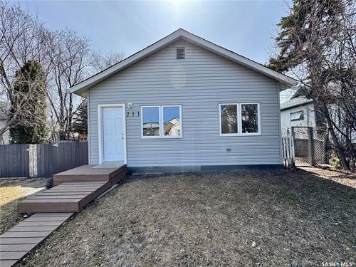 211 9th St E, Prince Albert, SK, S6V0X7 | Card Image