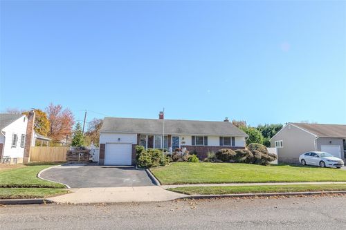 28 Hayrick Lane, Smithtown, NY, 11725 | Card Image