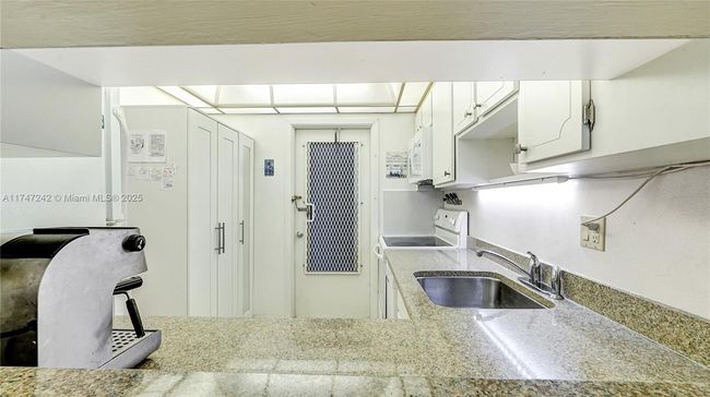 APT-103 - 1101 Hillcrest Ct, Condo with 2 bedrooms, 2 bathrooms and null parking in Hollywood FL | Image 11
