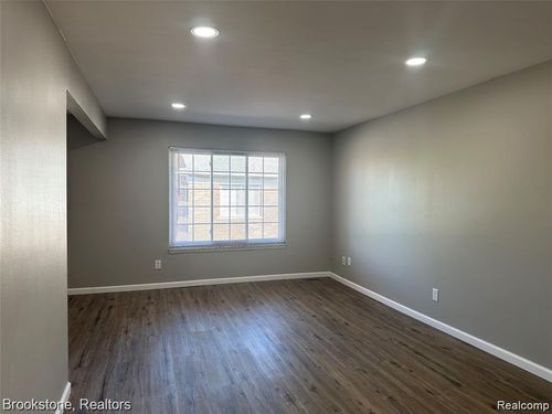 39471 Van Dyke Ave, Sterling Heights, MI, 48313-4662 | Card Image