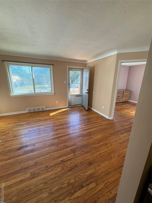 26401 Clancy St, Roseville, MI, 48066-7139 | Card Image