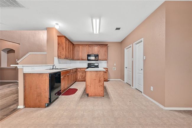 Eat-in kitchen | Image 10