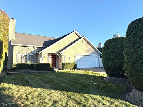 1057 Valley Creek Dr, Eastlake, OH, 44095-2362 | Card Image