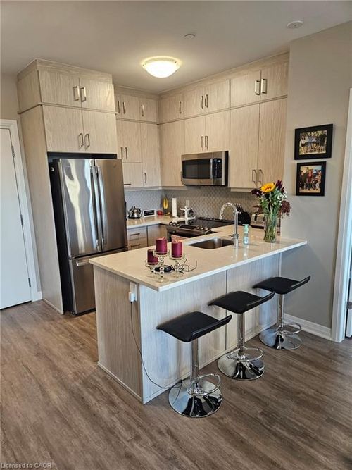 95 Dundas Street, Oakville, ON, L6M4L9 | Card Image