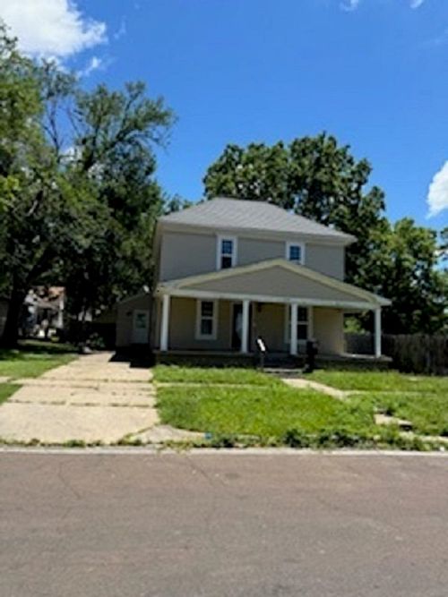 819 N Washington Ave, Iola, KS, 66749-1844 | Card Image