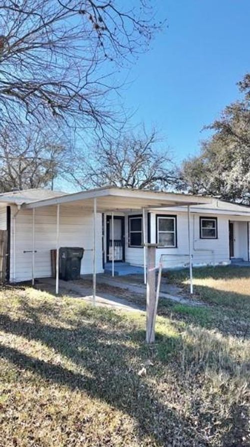 142 W 4th St, Yorktown, TX, 78164-5331 | Card Image