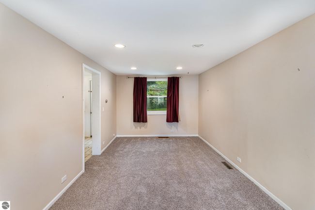 212 E Palmer St, House other with 2 bedrooms, 1 bathrooms and null parking in Mt Pleasant MI | Image 4