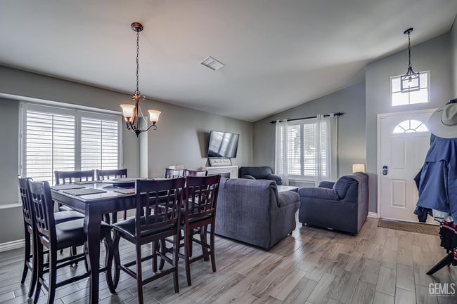 10207 Bay Colony Dr, House other with 3 bedrooms, 2 bathrooms and null parking in Bakersfield CA | Image 6