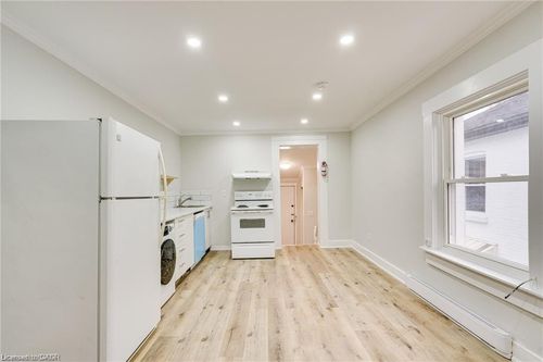 upper-33 Albion St, Brantford, ON, N3T3L9 | Card Image