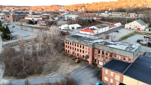 83 Canal St, Putnam, CT, 06260-1909 | Card Image