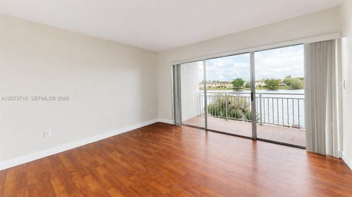 h205-9363 Fontainebleau Blvd, Miami, FL, 33172-5622 | Card Image