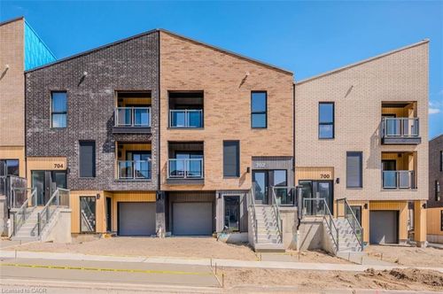 704 Benninger Dr, Kitchener, ON, N2E0J4 | Card Image