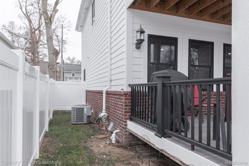 513 Renshaw St, Rochester, MI, 48307-2655 | Card Image