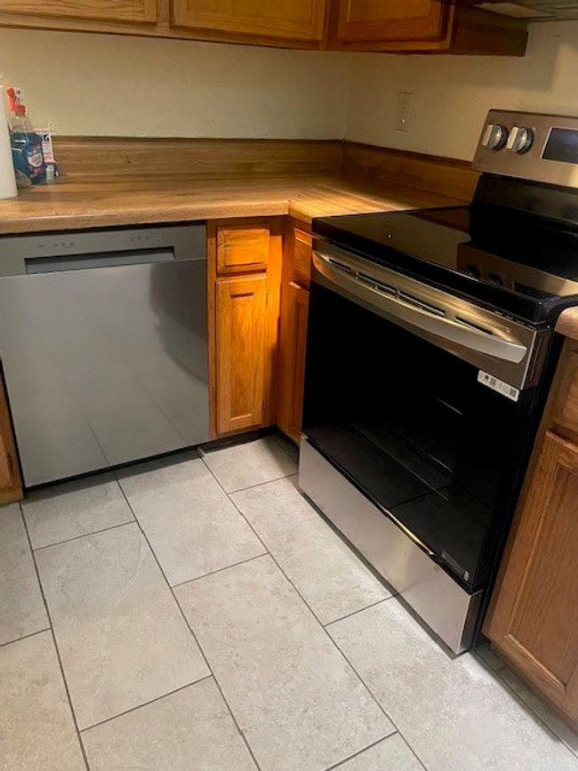 New LG electric range, smooth top glass, eat in kitchen. | Image 12