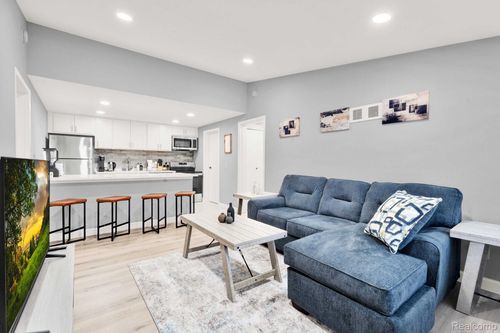 10-6 Roanoke Ln, Rochester Hills, MI, 48309-1420 | Card Image