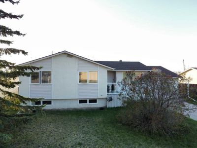 502 8 St, House detached with 3 bedrooms, 2 bathrooms and 3 parking in Fox Creek AB | Image 1