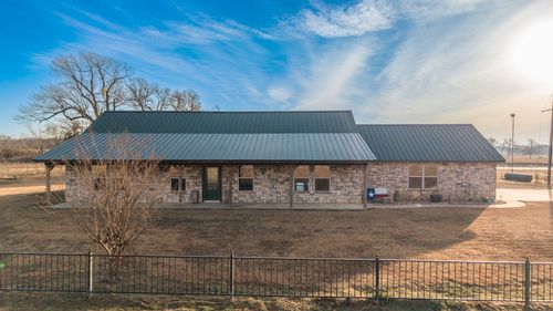 670 Farm Road 196 N, Blossom, TX, 75416-4118 | Card Image