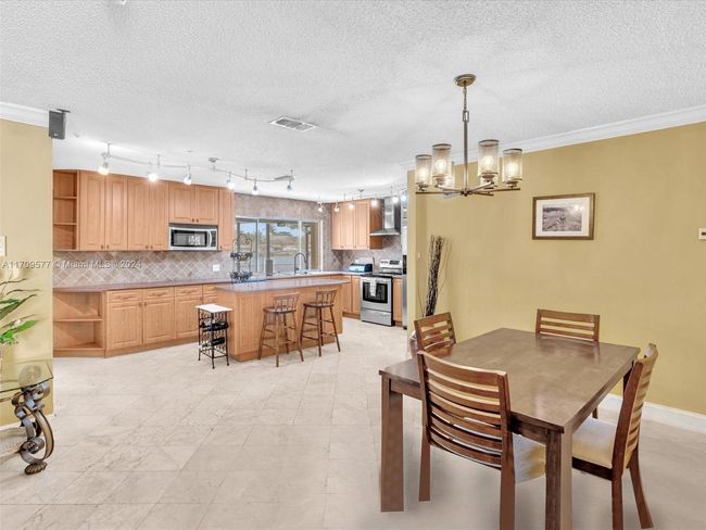 8910 Nw 7 Th Ct, House other with 3 bedrooms, 2 bathrooms and null parking in Pembroke Pines FL | Image 9