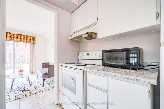 2 - 401 Keats Way, Condo with 5 bedrooms, 3 bathrooms and 1 parking in Waterloo ON | Image 7
