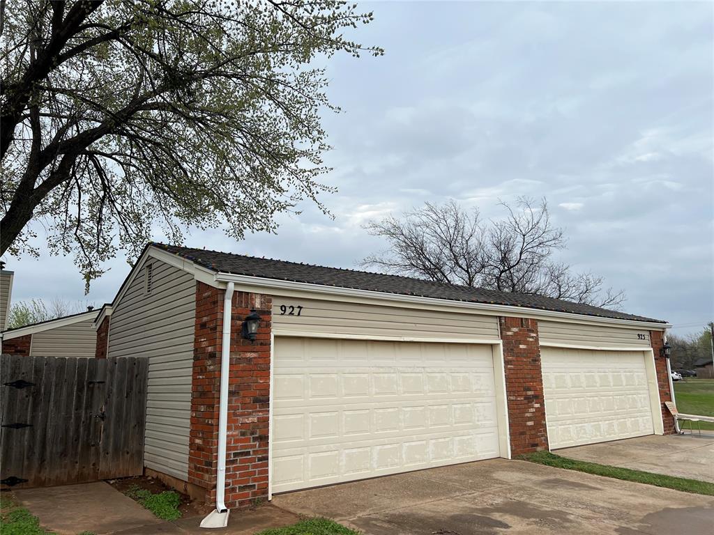 Swan Lake Ct, Edmond, OK 73003