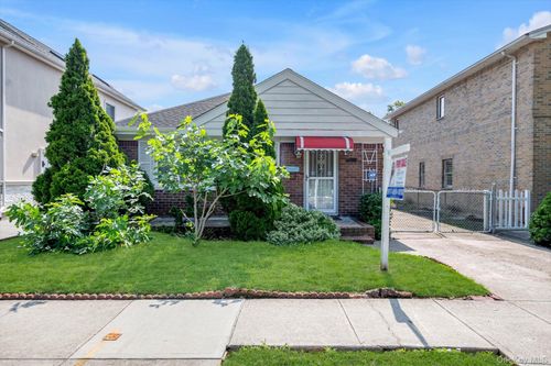 5011 175th St, Fresh Meadows, NY, 11365-1619 | Card Image