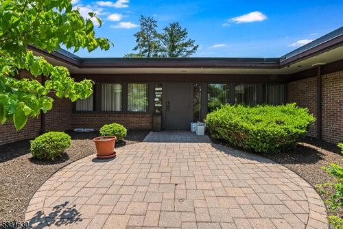 8 Shunpike Rd, Madison, NJ, 07940-2740 | Card Image