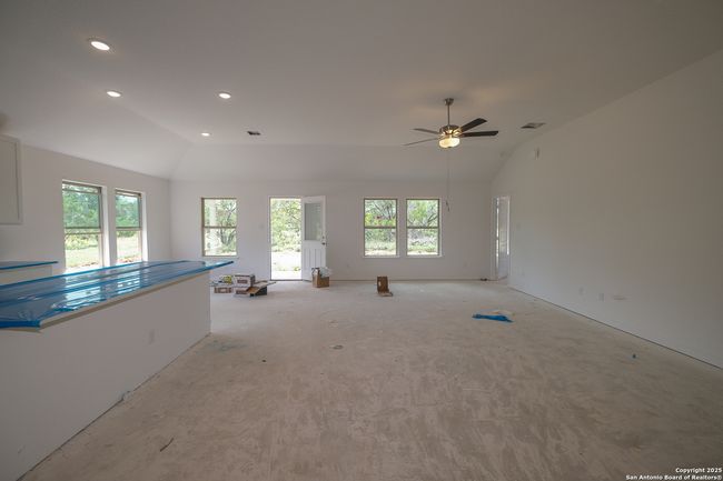 137 Cheyenne Dr, House other with 4 bedrooms, 3 bathrooms and null parking in Floresville TX | Image 9