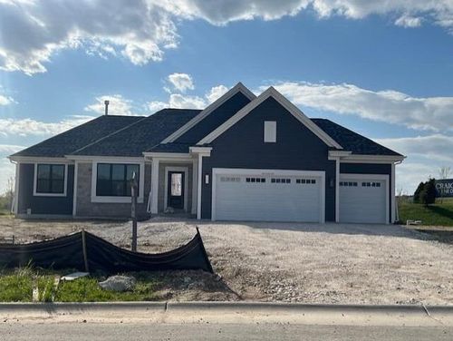 W251N2437 Valleyview Cir, Pewaukee, WI, 53072-1802 | Card Image