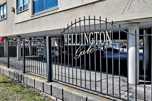 212-160 Wellington St E, Aurora, ON, L4G1J3 | Card Image