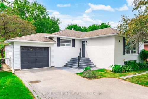 15 Kemano Rd, Aurora, ON, L4G2Y2 | Card Image