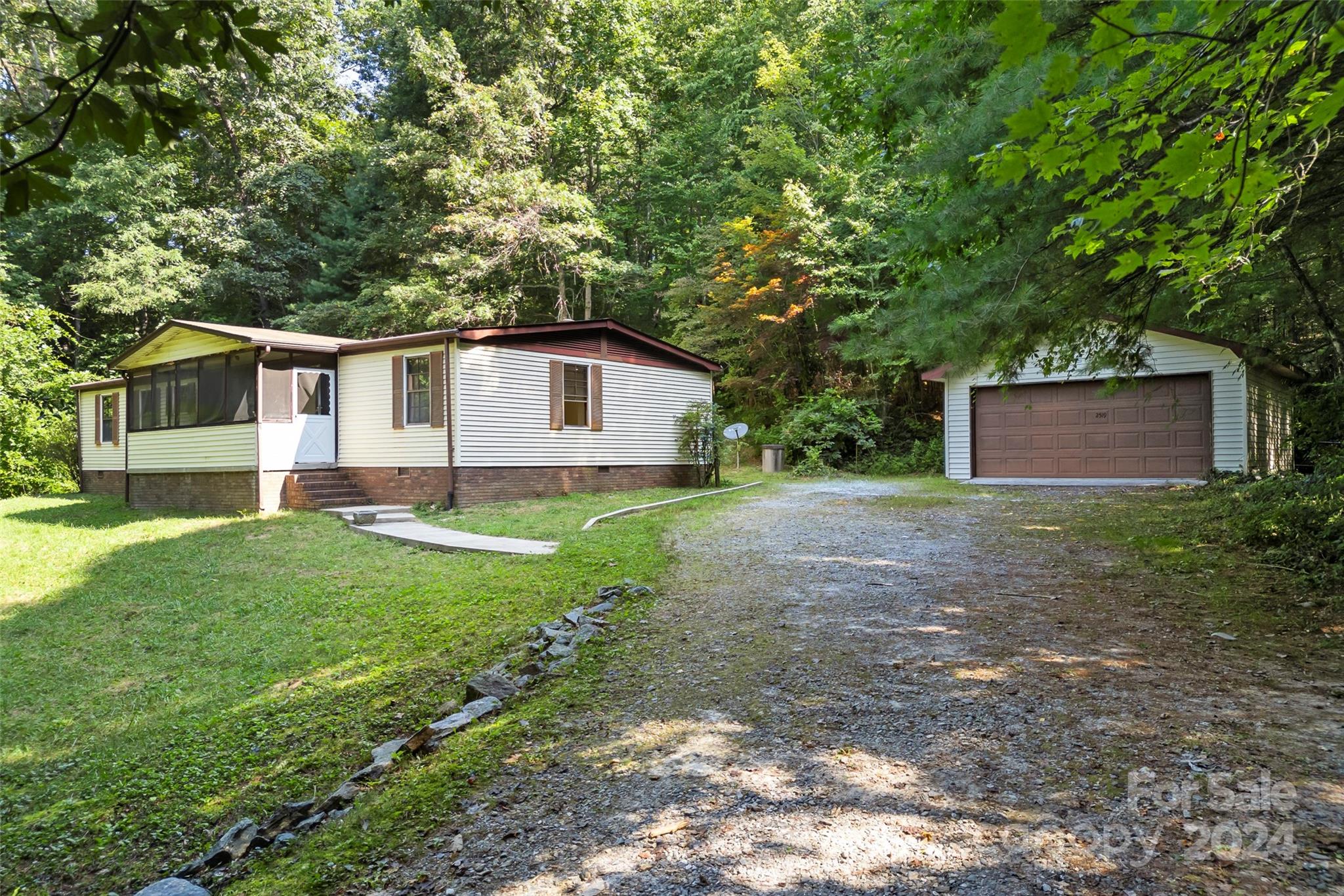 Davis Mountain Rd, Hendersonville, NC 28739