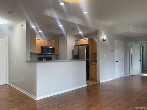 2721 E Maple Rd, Birmingham, MI, 48009-7429 | Card Image