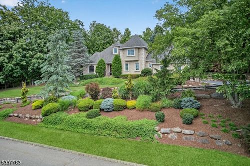 84 Walsh Dr, Mahwah, NJ, 07430-2565 | Card Image