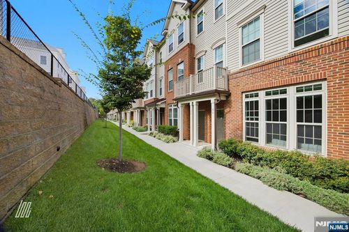 39 Arnold Dr, Wood Ridge, NJ, 07075-2529 | Card Image