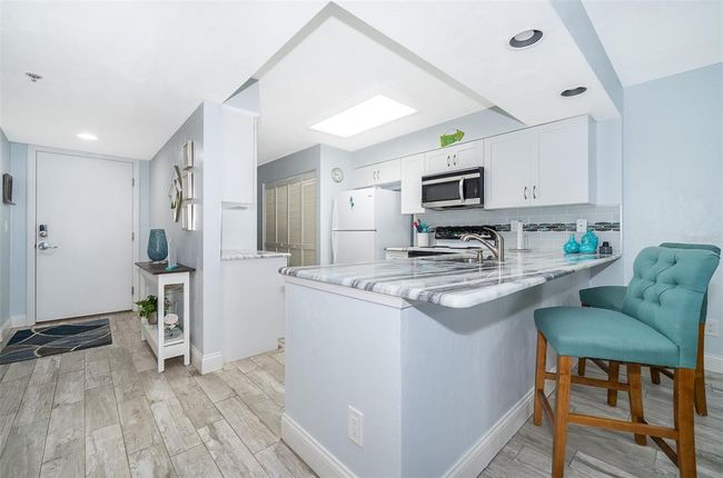 Kitchen and Breakfast Bar | Image 13