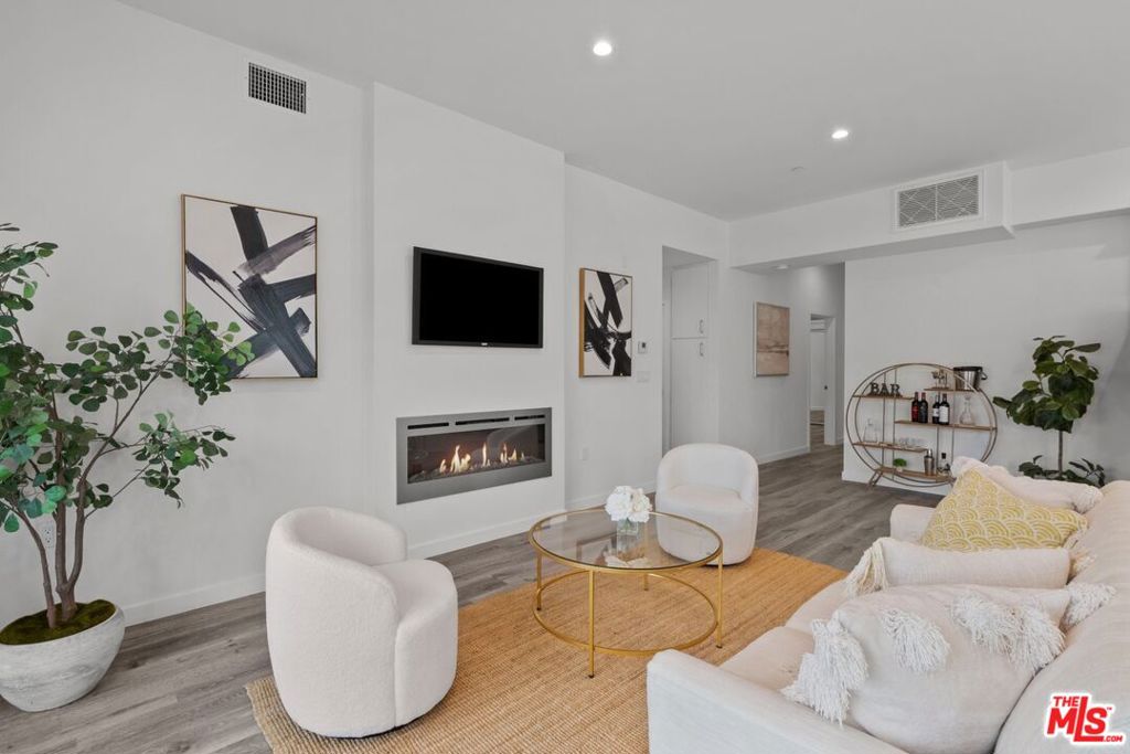 Residential Lease in North Hollywood 5