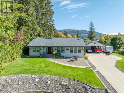 3380 28 St Ne, House other with 4 bedrooms, 2 bathrooms and null parking in Salmon Arm BC | Image 1