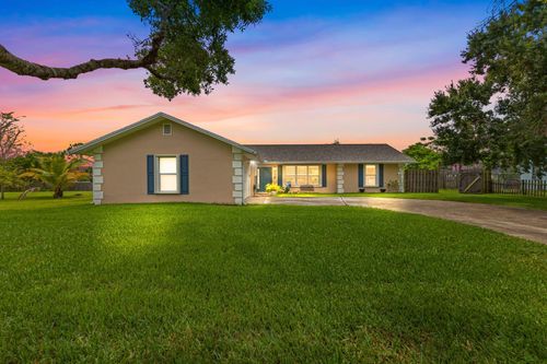 105 Sandalwood Dr, Fort Pierce, FL, 34947-3425 | Card Image