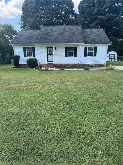 105 Bell Dr, Thomasville, NC, 27360-8996 | Card Image