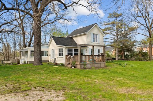 212 Brighton Lake Rd, Brighton, MI, 48116-1722 | Card Image