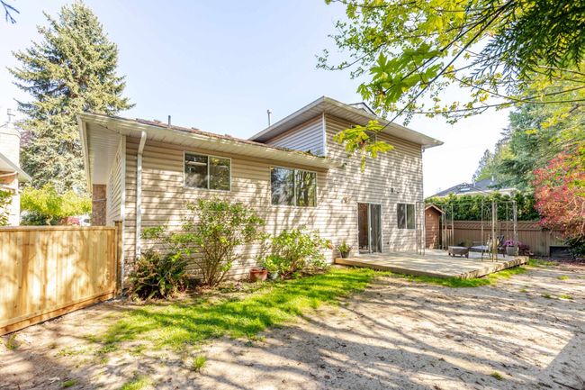 1015 163 St, House other with 3 bedrooms, 3 bathrooms and 6 parking in Surrey BC | Image 32