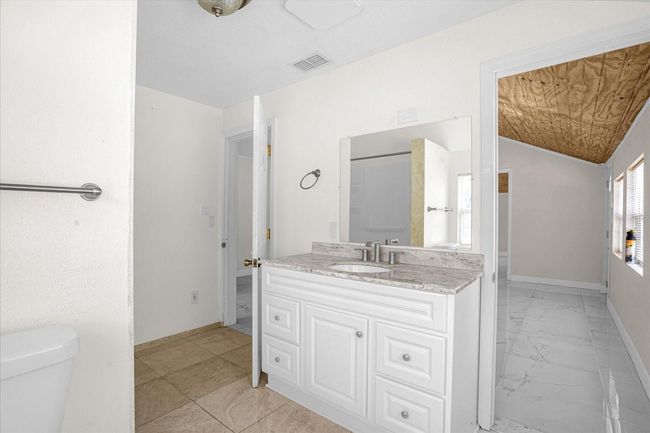 Bathroom 2 | Image 19