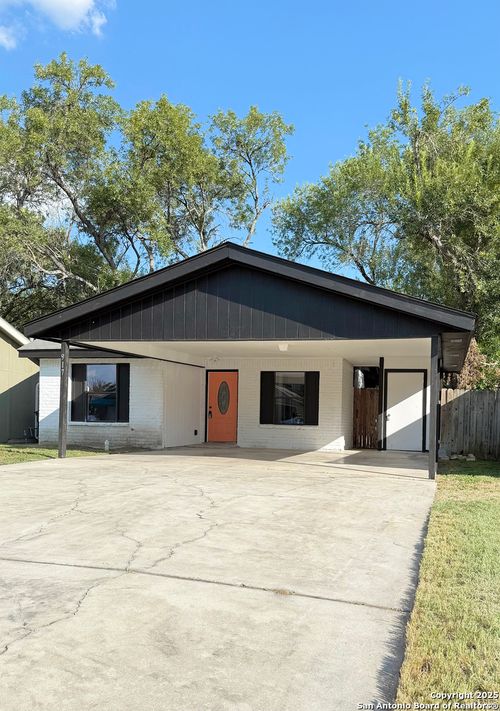 917 Sundance St, New Braunfels, TX, 78130-5946 | Card Image