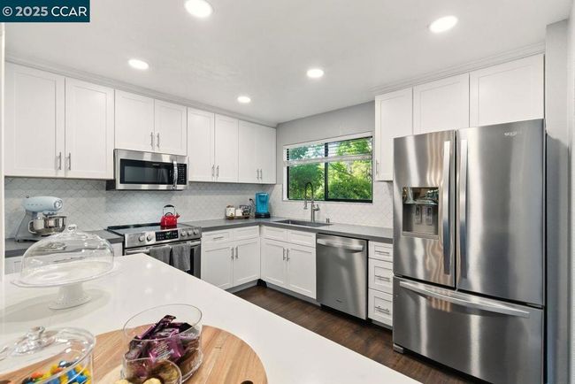 223 Via Pinada Ln, Townhouse with 3 bedrooms, 3 bathrooms and 2 parking in Martinez CA | Image 8