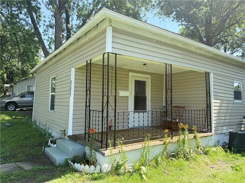 305 S Elm St, Sweet Springs, MO, 65351-1205 | Card Image