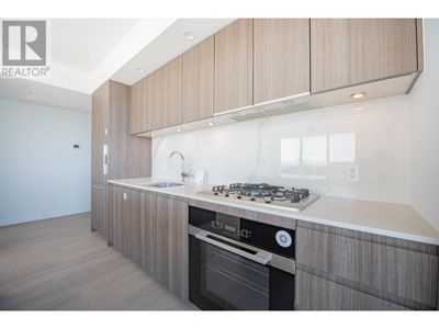 1004 - 6537 Telford Ave, Condo with 3 bedrooms, 2 bathrooms and 1 parking in Burnaby BC | Image 3