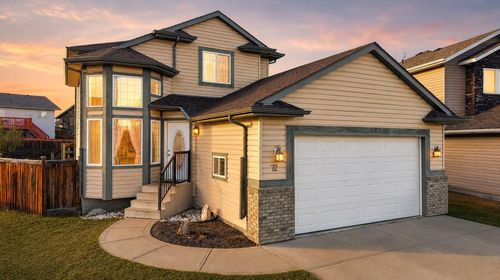 72 Oak Dr, House with 5 bedrooms, 4 bathrooms and 2 parking in Red Deer AB | Card Image