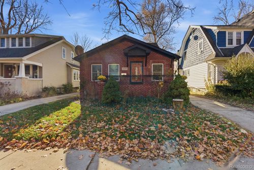 1781 Brys Dr, Grosse Pointe Woods, MI, 48236-1009 | Card Image