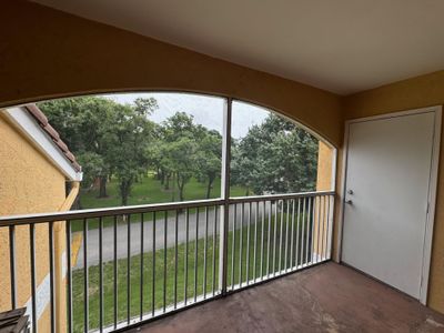 1114 - 2400 Nw 33rd St, Condo with 2 bedrooms, 2 bathrooms and null parking in Oakland Park FL | Image 1